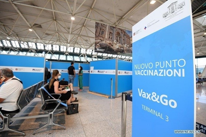 Passengers wait to receive COVID-19 vaccine at the Fiumicino airport in Rome, Italy, July 29, 2021. Passengers can get vaccinated after showing their flight tickets at a newly opened COVID-19 vaccination point in Fiumicino airport. (Photo: Xinhua)