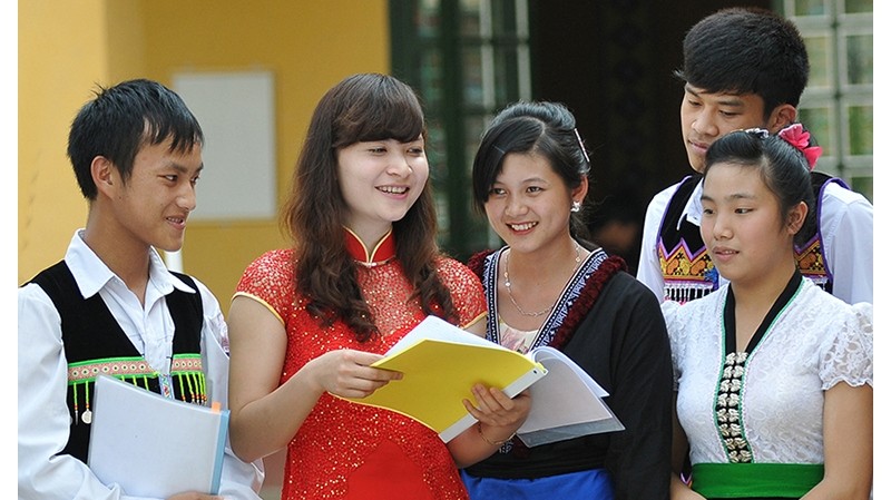 Teacher and students attend extracurricular lessons at Dien Bien Provincial Ethnic Minority Boarding School. (Photo: DANG KHOA)