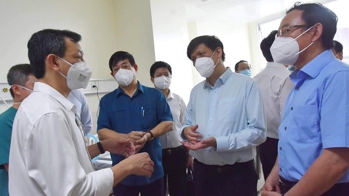 Leaders of Ho Chi Minh City and the Ministry of Health conduct a field survey at a site marked for the establishment of an Intensive Care Centre in the city. (Photo: Ministry of Health)
