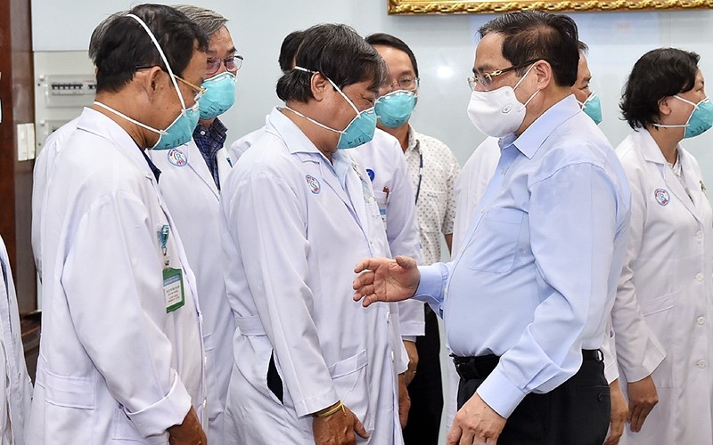 Prime Minister Pham Minh Chinh visits and gives encouragement to medical workers at Ho Chi Minh City-based Cho Ray Hospital on May 13, 2021. (Photo: VGP)