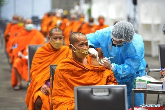A Thai Buddhist receives a dose of the COVID-19 vaccine in Bangkok, Thailand, on July 31, 2021. Thailand's daily COVID-19 cases and deaths both set records again on Saturday, as the country fights its worst surge in infections driven by the highly contagious Delta variant. (Photo: Xinhua)