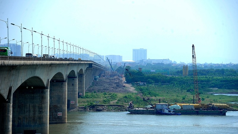 The second stage of Vinh Tuy Bridge in Hanoi is under construction.
