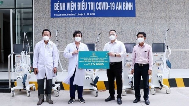The Phu Long Real Estate JSC presents five high-performance ventilators MV2000 EVO5 to An Binh COVID-19 treatment hospital (Photo: VNA)