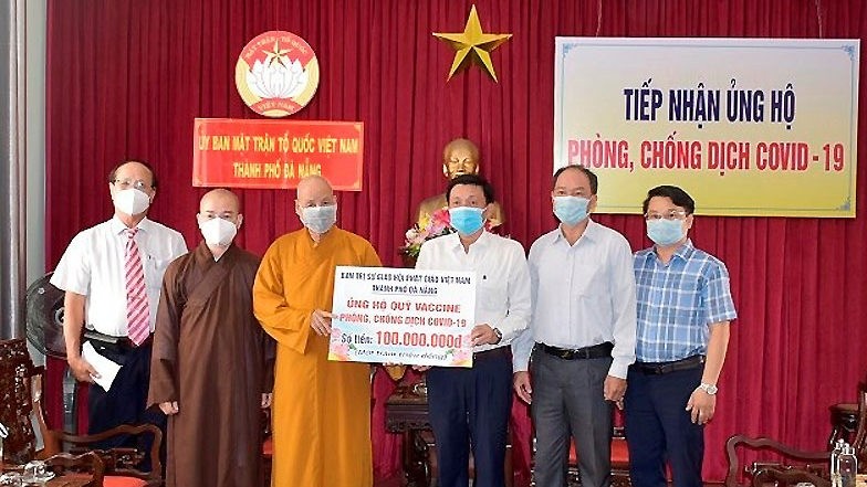 Buddhists in Da Nang make donations to the COVID-19 prevention efforts. (Photo: Huong Diep)