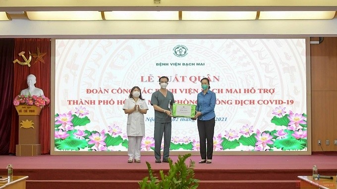 A warm and quick send-off ceremony was held on August 2 for medical staff of Bach Mai Hospital, who are always ready to support Ho Chi Minh City in COVID-19 fight.