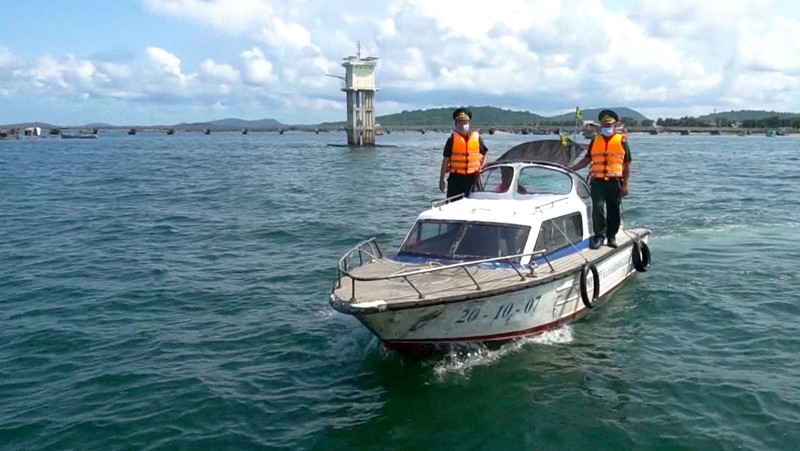 Officers and soldiers of the Kien Giang Border Guard patrol at sea.