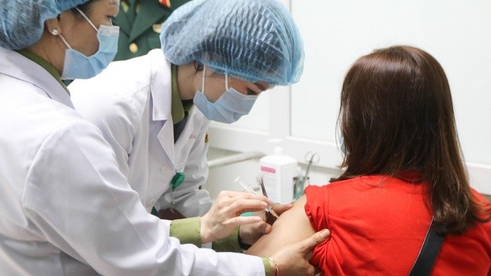 A volunteer is injected with a dose of Nanocovax in the second phase of human trials in late February 2021. (Photo: NDO/Ha Nam)