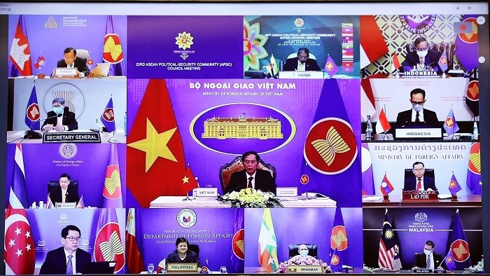 Foreign Minister Bui Thanh Son (middle) addresses the 23rd ASEAN Political-Security Community (APSC) Council Meeting from Hanoi, August 2, 2021. (Photo: VNA)