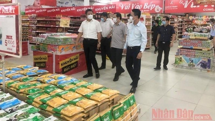 Hanoi City’s leaders inspect the supply of goods at a supermarket in the city. 