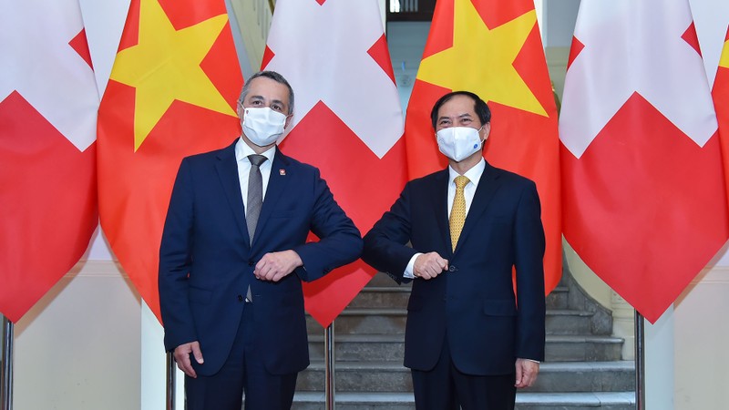 Minister of Foreign Affairs Bui Thanh Son (R) welcomes Swiss Vice President and Minister of Foreign Affairs Ignazio Cassis (Photo: VGP)