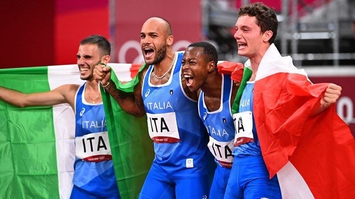 Tokyo 2020 Olympics - Athletics - Men's 4 x 100m Relay - Final - Olympic Stadium, Tokyo, Japan - August 6, 2021. Lorenzo Patta of Italy, Lamont Marcell Jacobs of Italy, Eseosa Desalu of Italy and Filippo Tortu of Italy celebrate with national flags after winning gold. (Photo: Reuters)