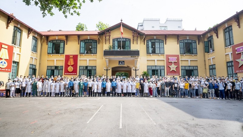 More than 300 health workers of Viet Duc hospital head to Ho Chi Minh City for COVID-19 fight