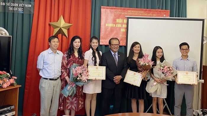 Four young overseas Vietnamese people honoured at the ceremony. (Photo: VNA)