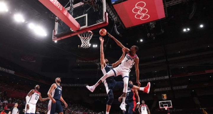 Kevin Durant #7 of Team United States goes up for a dunk against Rudy Gobert #27 of Team France during the second half of the men’s basketball final at Saitama Super Arena on August 7, 2021 in Saitama, Japan. (Photo: Getty Images)