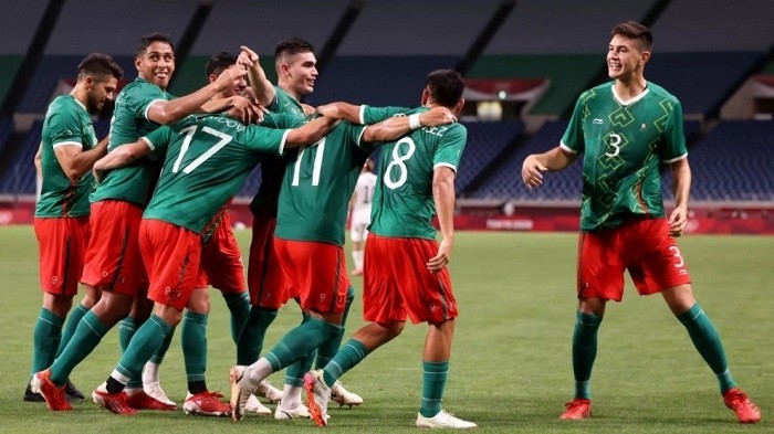 Team Mexico celebrate during the Men's Bronze Medal Match between Mexico and Japan on day fourteen of the Tokyo 2020 Olympic Games at Saitama Stadium in Saitama, Tokyo, Japan on August 06, 2021. (Photo: Getty Images)