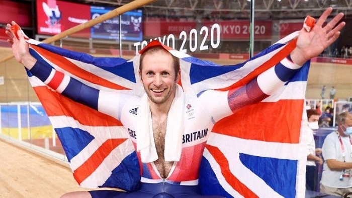 Tokyo 2020 Olympics - Cycling - Track - Men's Keirin - Gold Final - Izu Velodrome, Shizuoka, Japan - August 8, 2021. Jason Kenny of Britain celebrates with a British flag after taking gold in the race. (Photo: Reuters)