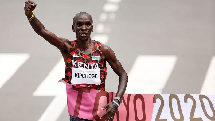 Eliud Kipchoge of Team Kenya celebrates after winning the Men's Marathon Final on day sixteen of the Tokyo 2020 Olympic Games at Sapporo Odori Park in Sapporo, Japan on August 8, 2021. (Photo: Getty Images)