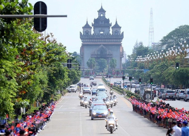 A view of the welcome ceremony for President Nguyen Xuan Phuc and his spouse together with a high-ranking delegation from the Party and State of Vietnam on an official friendship visit to the Lao People's Democratic Republic.