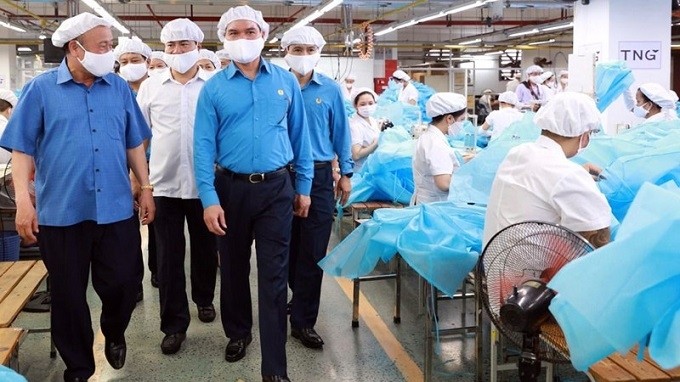 President of the Vietnam General Confederation of Labour Nguyen Dinh Khang visiting and encouraging workers in Thai Nguyen Province. (Photo: NDO)
