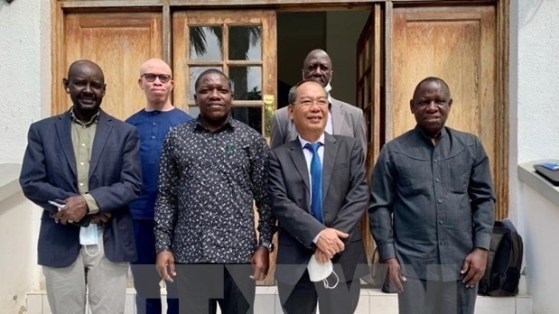 Vietnamese Ambassador to Tanzania Nguyen Nam Tien (second from right) with Tanzanian Minister of Investment, Geoffrey Mwambe (2nd from left in the first row) and Tanzanian leaders. (Photo: VNA)