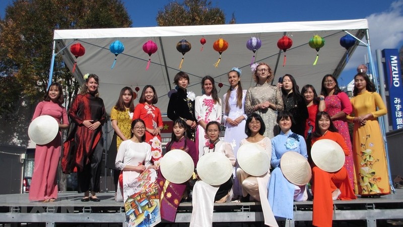 Students from Vietnam and other countries at the Vietnam Festival held in Japan's Fukushima in 2019 (Photo: VNA)