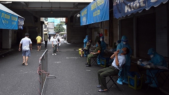 On August 11, Hanoi continued to take samples for SARS-CoV-2 testing from people who are living in high-risk areas that have high population density as well as many patients and outbreaks.