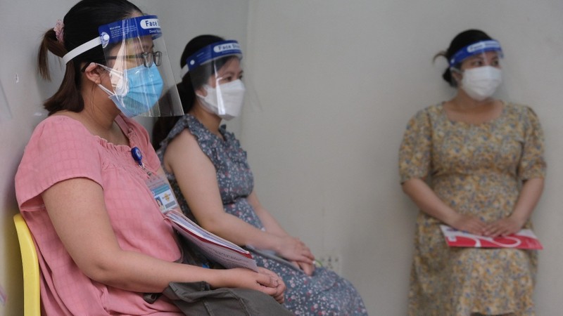 Expectant women are queuing for COVID-19 vaccination at Ho Chi Minh City's Hung Vuong Hospital. (Photo: VNA)