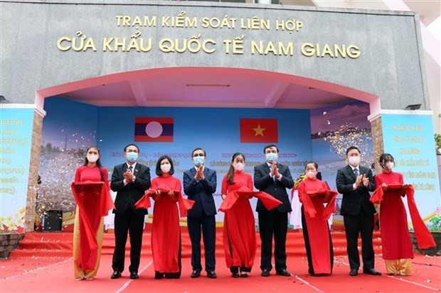 Leaders of the south-central province of Quang Nam and the neighbouring Lao province of Sekong cut ribbons to launch the pair of Nam Giang-Dakta Ok international border gates. (Photo: VNA)