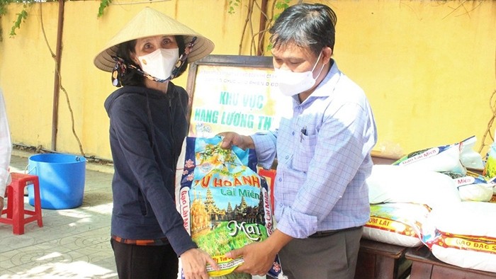 A local person in Hoi An City, Quang Nam province is given free rice to ease her difficulties during the COVID-19 epidemic. (Photo: NDO/Quoc Viet)