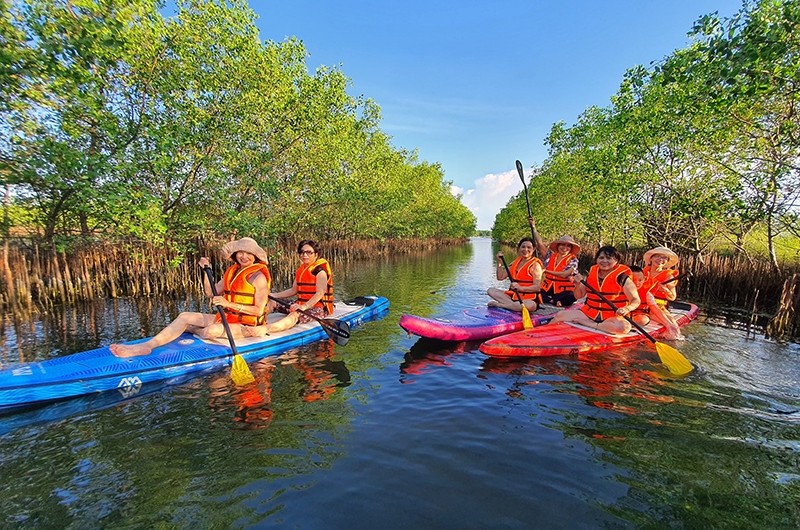 Visitors paddling kayaks on Tam Giang lagoon, Thua Thien Hue province. (Photo: Ngoc Kim)