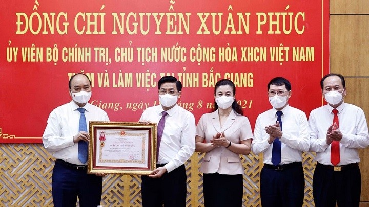 President Nguyen Xuan Phuc (L) presents the third-class Labour Order to Bac Giang Province. (Photo: baobacgiang.com.vn)