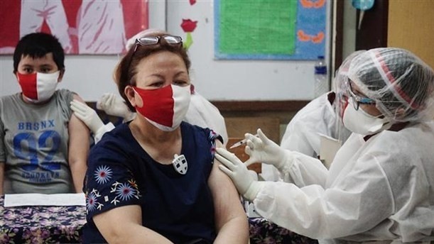 People in Jakarta, Indonesia, get vaccinated against COVID-19. (Photo: Xinhua/VNA)