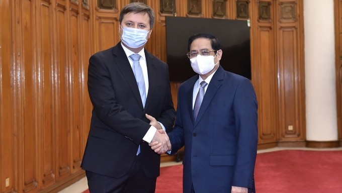 PM Pham Minh Chinh (right) and Polish Ambassador to Vietnam Wojciech Gerwel. (Photo: VGP)