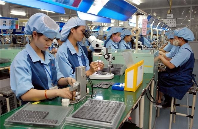 Workers manufacture electronic components at the Japan-invested Canon Electronics Vietnam Company Limited at Pho Noi A Industrial Park in Van Lam District, Hung Yen Province. (Photo: VNA)