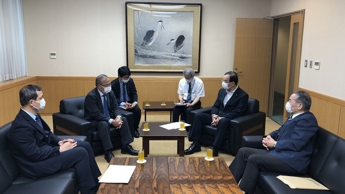 At the meeting between Vietnamese Ambassador to Japan Vu Hong Nam (centre, left) and Chairman of the Japanese Communist Party (JCP) Kazuo Shii (centre, right) (Photo: VOV)