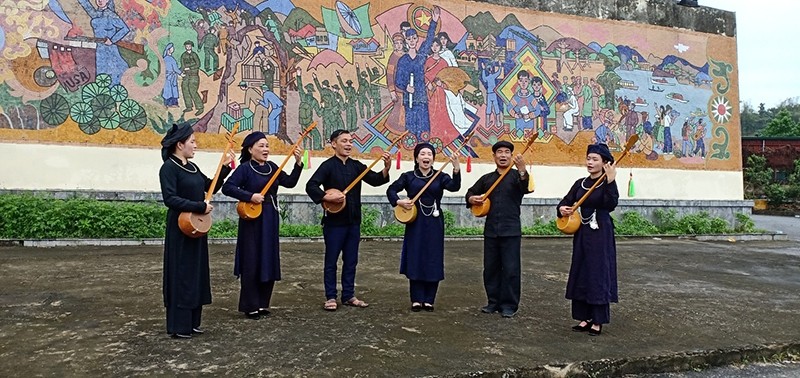 In addition to beautiful sightseeings, Bac Kan has preserved and promoted cultural identities of ethnic minority groups. (Photo: A performance of a local Then Singing Group/Source: NDO) 