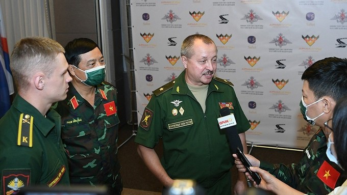 Maj. Gen. Alexander Peryazev giving interview to Vietnamese press in Moscow, Russia, on August 17. (Photo: NDO)