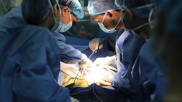 Doctors at 108 Military Hospital perform a liver transplant for a child patient. (Photo provided by the hospital)