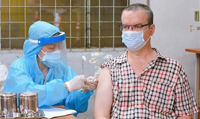 A foreigner gets vaccinated against COVID-19 in HCM City (Photo: VNA)