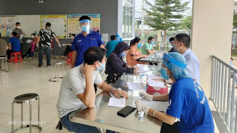 Vaccination against COVID-19 for people in District 12 in Ho Chi Minh City. (Photo: hcdc.vn)