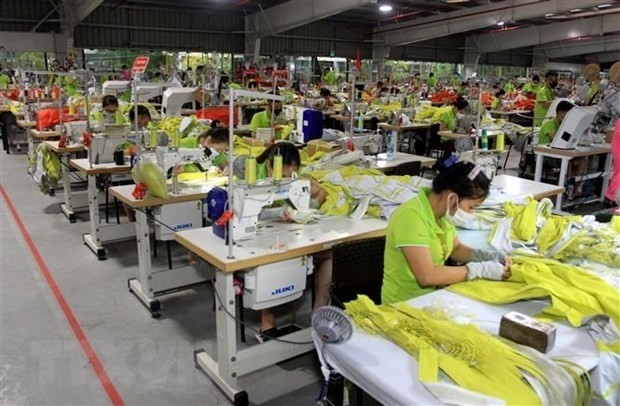 Workers in Tan De 1 Garment Factory in Thai Binh province sew clothes for export (Photo: VNA)