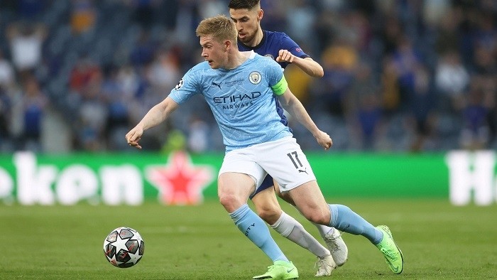 Football - Champions League Final - Manchester City v Chelsea - Estadio do Dragao, Porto, Portugal - May 29, 2021 Manchester City's Kevin De Bruyne in action with Chelsea's Jorginho. (Photo: Pool via Reuters)