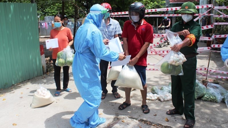 Prime Minister Pham Minh Chinh has agreed to offer over 130,000 tonnes of rice from the national food reserve to 24 cities and provinces to aid people affected by the COVID-19 pandemic. (Photo: NDO/Ha Hong Ha)