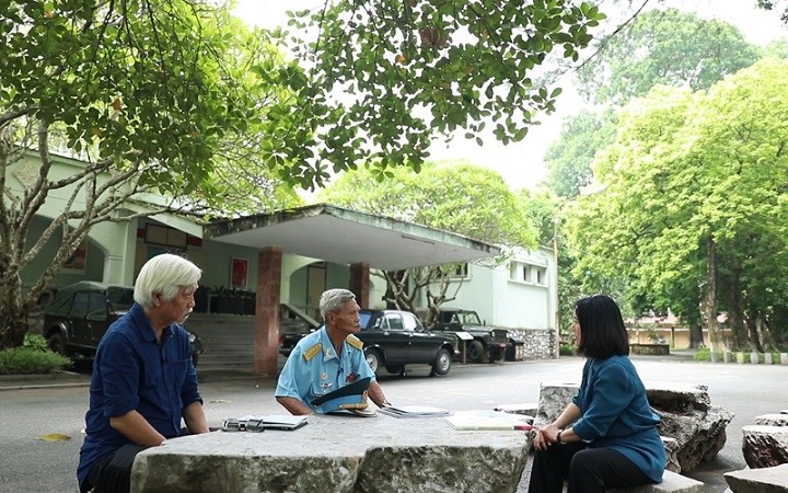 The programme features conversations with guests at historical sites. (Photo: VTV)