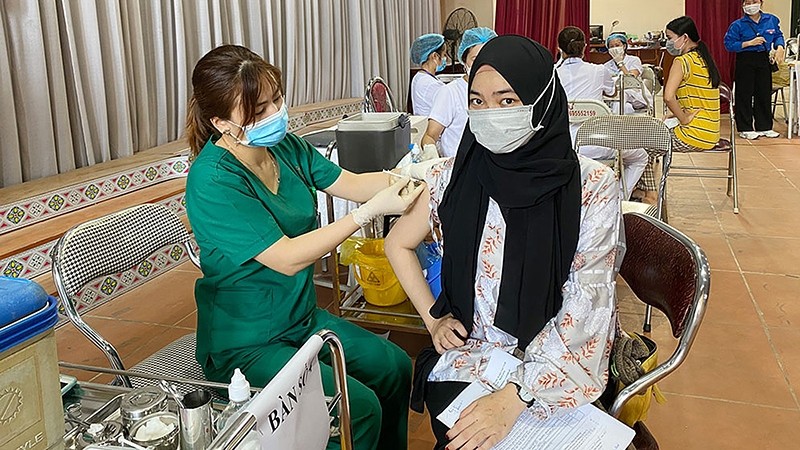 Thai Nguyen City Health Centre administers COVID-19 vaccine for international students studying at Thai Nguyen University. (Photo: NDO/Kim Oanh)