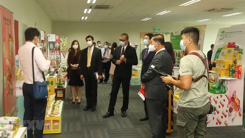 Vietnamese products are introduced to Singaporean companies at the event. (Photo: VNA)