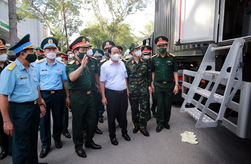 Deputy Prime Minister Le Van Thanh inspects a specialised truck producing oxygen for the treatment of COVID-19 patients at Military Hospital 175. (Photo: VGP)