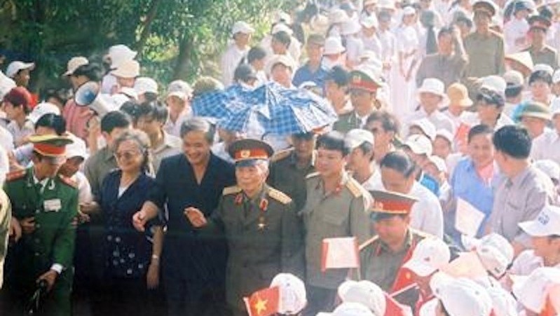 Locals in An Xa village, Loc Thuy commune, Le Thuy district, Quang Binh province warmly welcome General Vo Nguyen Giap during his visit to the homeland in 2004.  (Photo: baoquangbinh.vn)