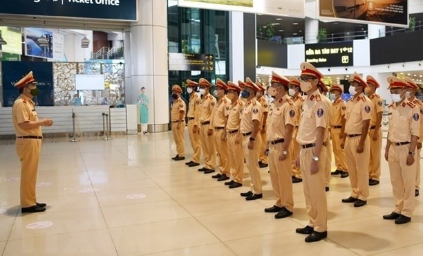 Traffic policemen arrive at Hanoi's Noi Bai International Airport before departing for HCM City to aid COVID-19 response on August 21. (Photo: VNA)