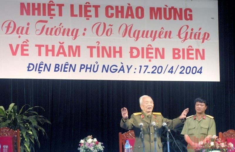 From April 17-20, 2004, General Vo Nguyen Giap made a visit to Dien Bien Battlefield, where he had commanded the army and people to make historic victory that “resounded throughout the five continents and was world-shaking”.